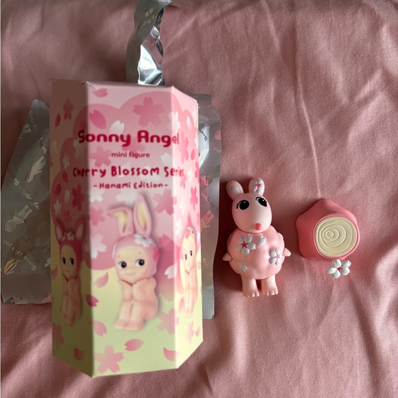 Sonny Angel Cherry Blossom Hanami Edition ( ROBBY) - Picture 2 of 4